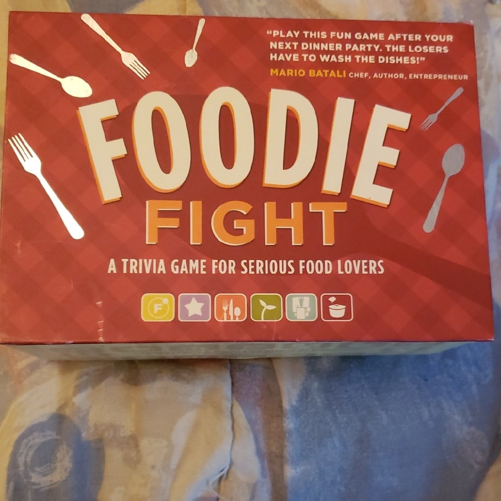 FOODIE FIGHT TRIVIA GAME In Perfect Condition FOOD TRIVIA QUESTIONS GAME EUC!.